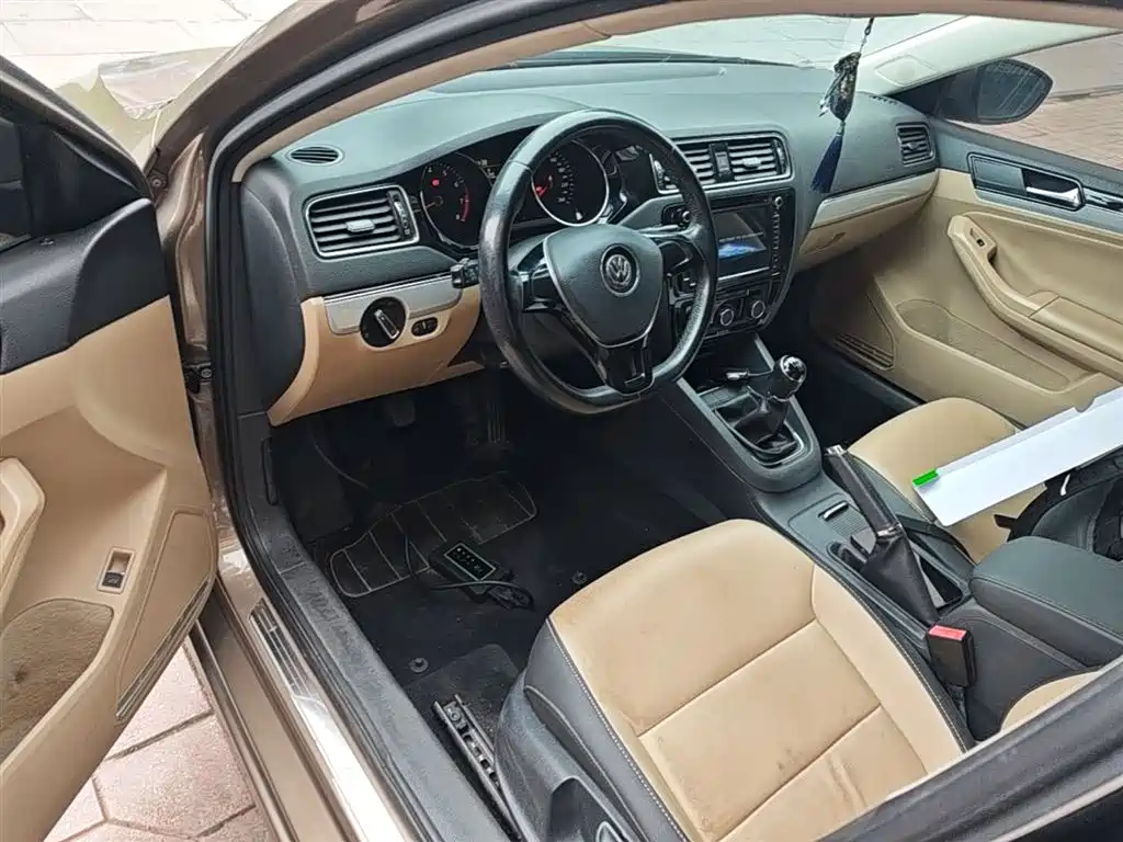 Volkswagen Sagitar 2015 1.6L Manual Comfort фото 15