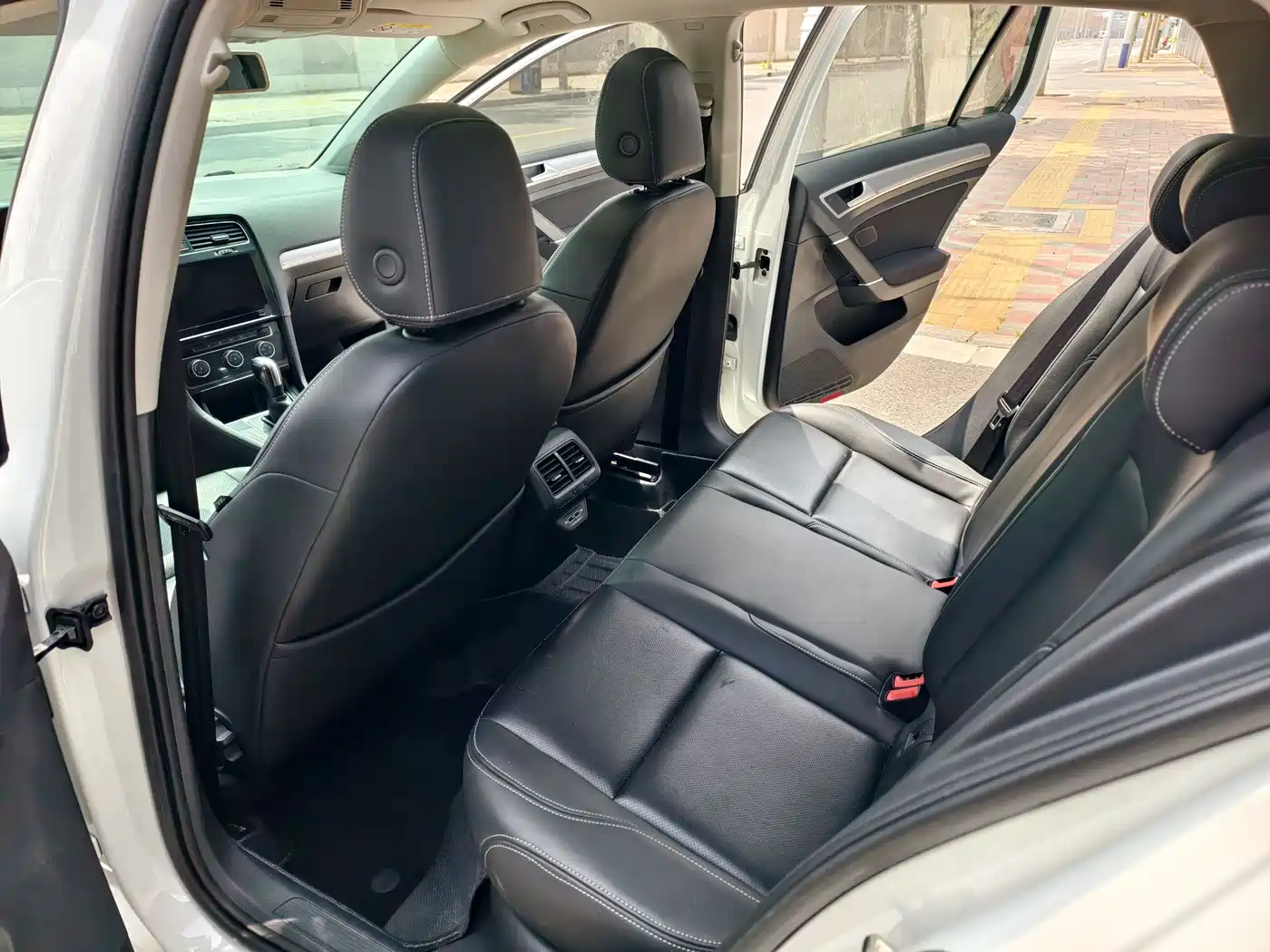 Volkswagen Golf 2020 200TSI DSG Comfort фото 16