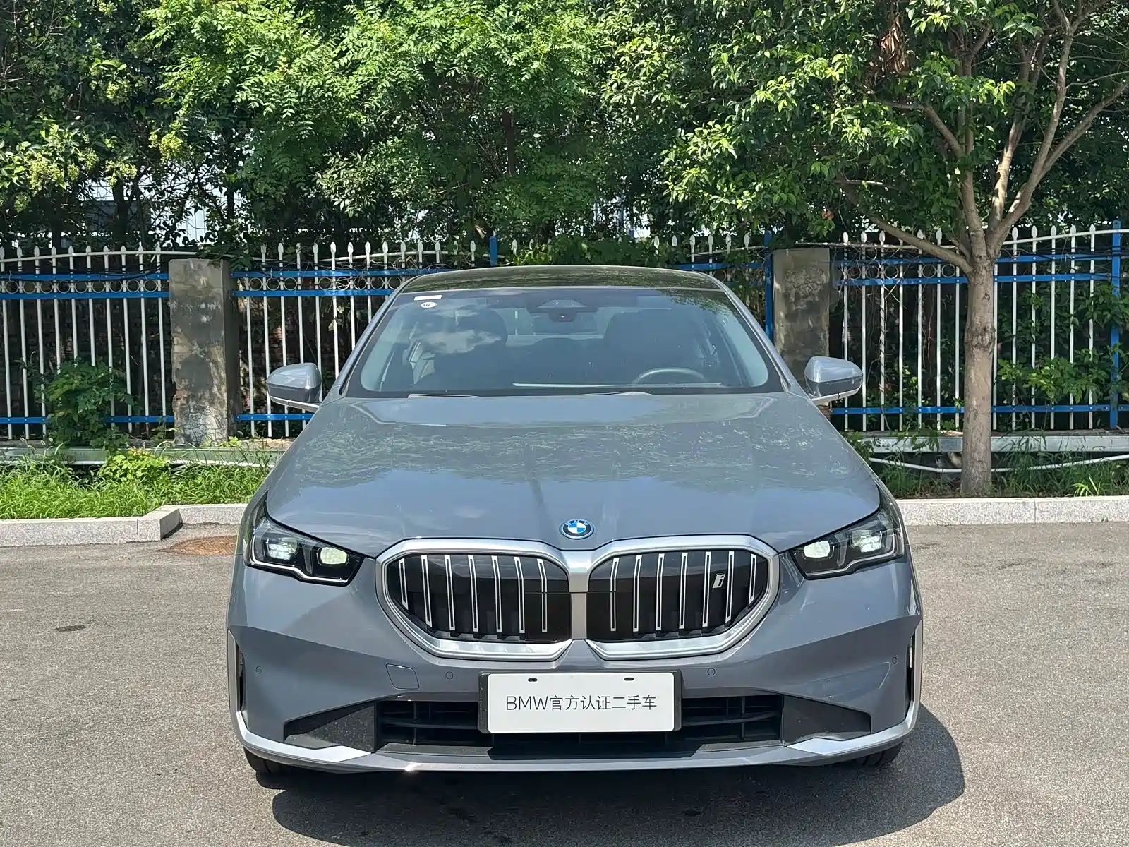 Photo 2 - BMW i5