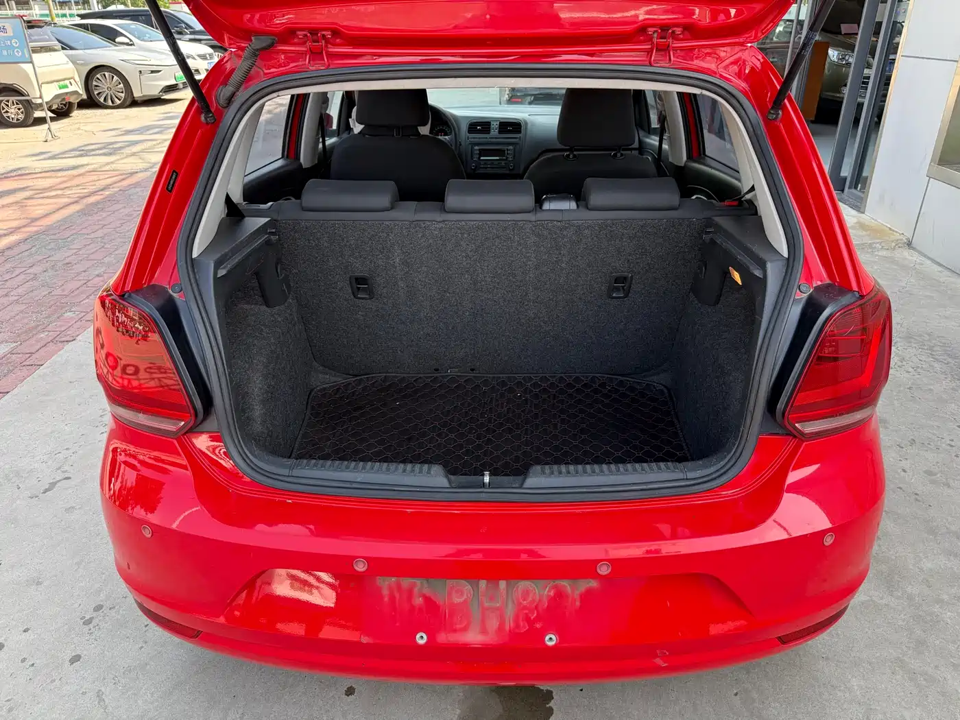 Volkswagen Polo 2014 1.4L Manual Trend Edition фото 8