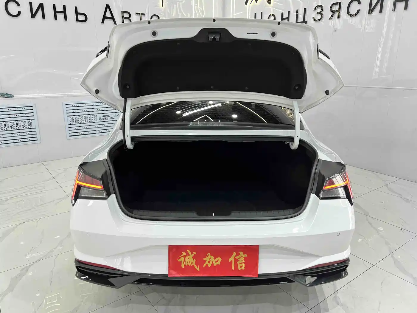 Hyundai Elantra 2022 1.5L CVT LUX Premium Edition фото 17