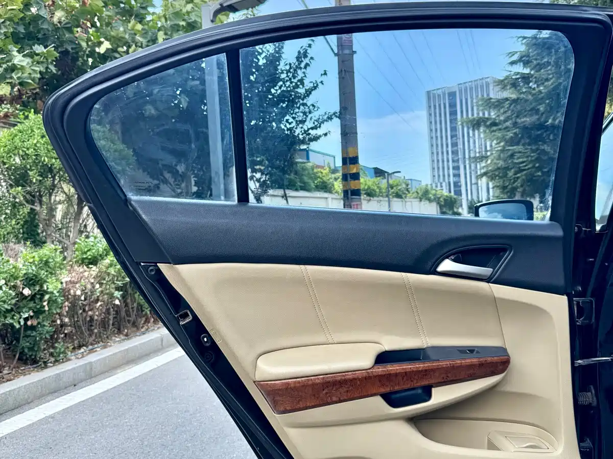 Фото 16 - Honda Accord