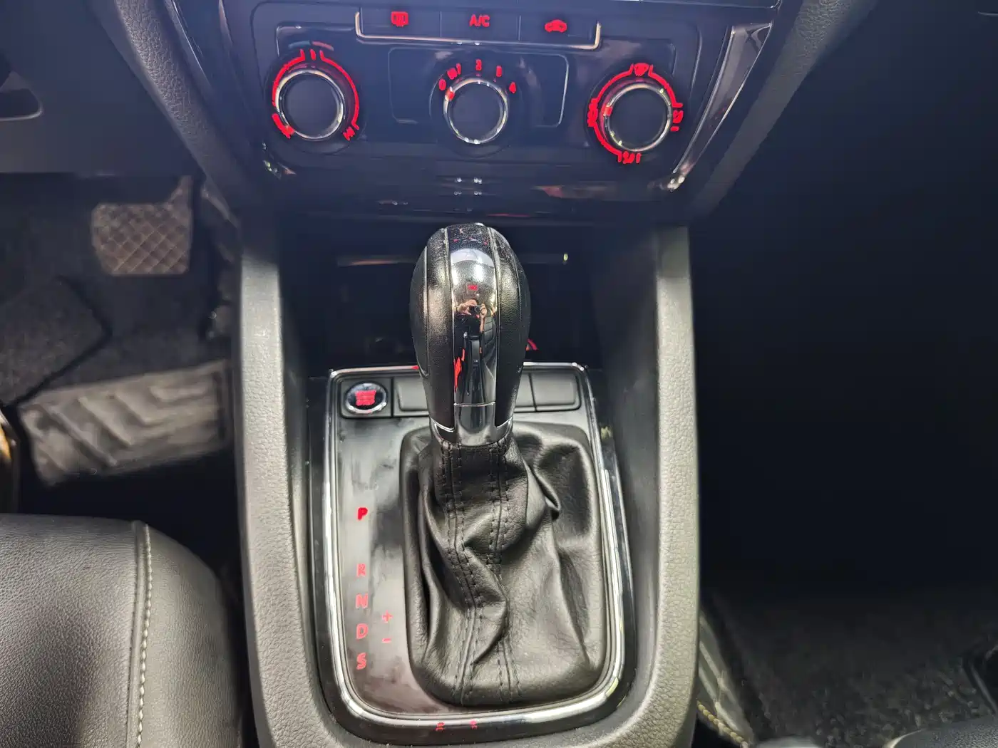 Volkswagen Sagitar 2018 1.6L Automatic Comfort фото 7