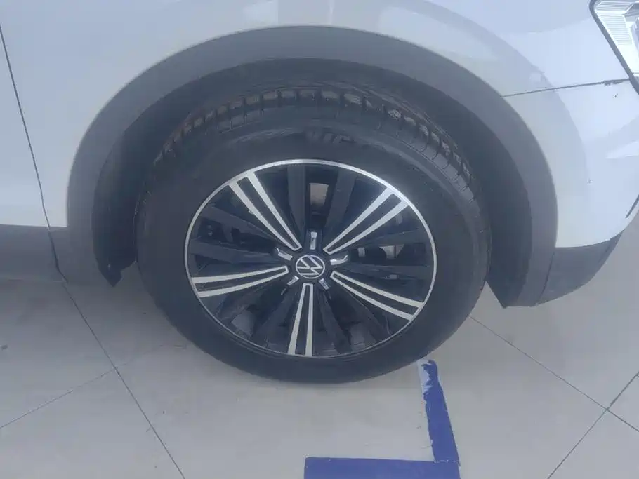Photo 6 - Volkswagen Tiguan L