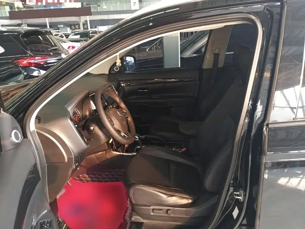 MITSUBISHI OUTLANDER