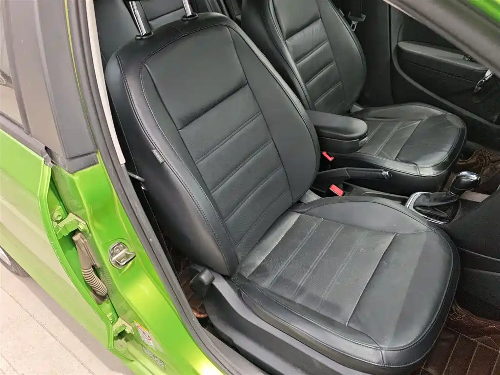 Volkswagen Polo 2014 1.6L Automatic Luxury Edition фото 20