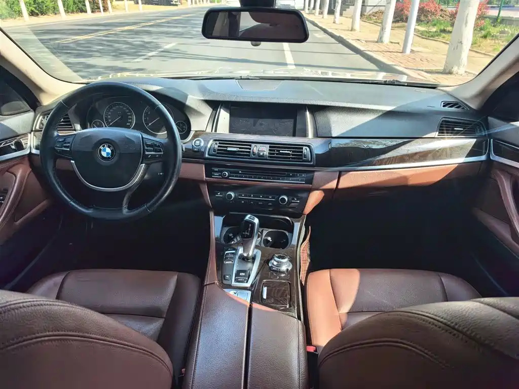 BMW 5 Series 2014 525Li Leading фото 15