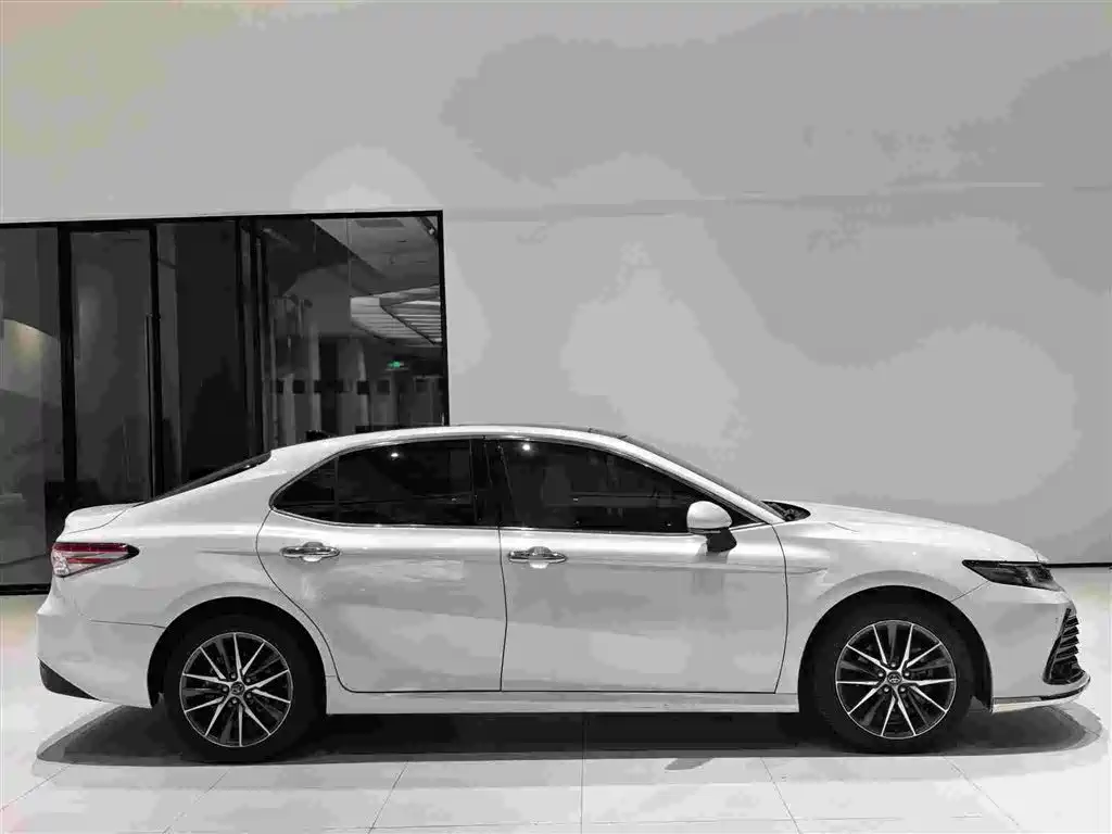Фото 7 - Toyota Camry