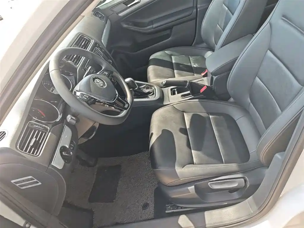 Volkswagen Sagitar 2017 1.6L Automatic Comfort фото 15