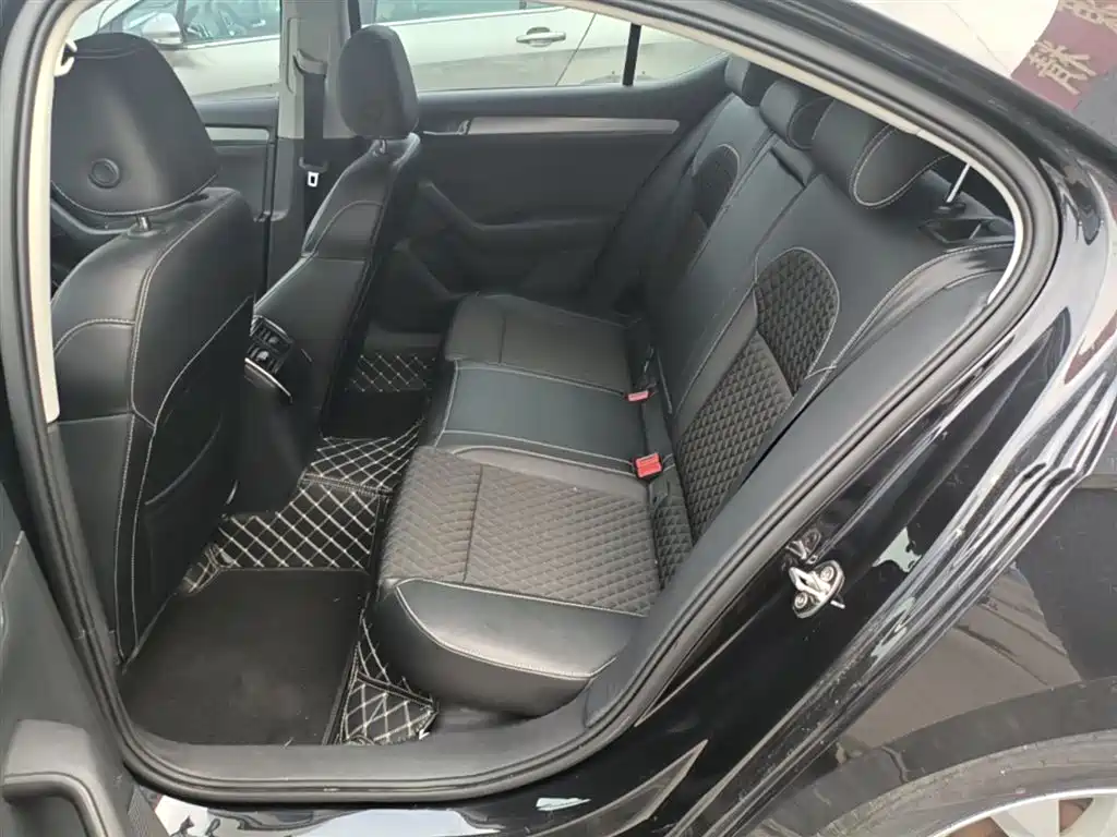 Škoda Superb 2016 TSI280 DSG Pioneer Edition фото 17