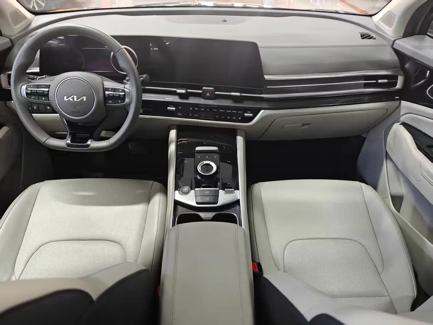 KIA LION PLATINUM EXPANDS THE WORLD