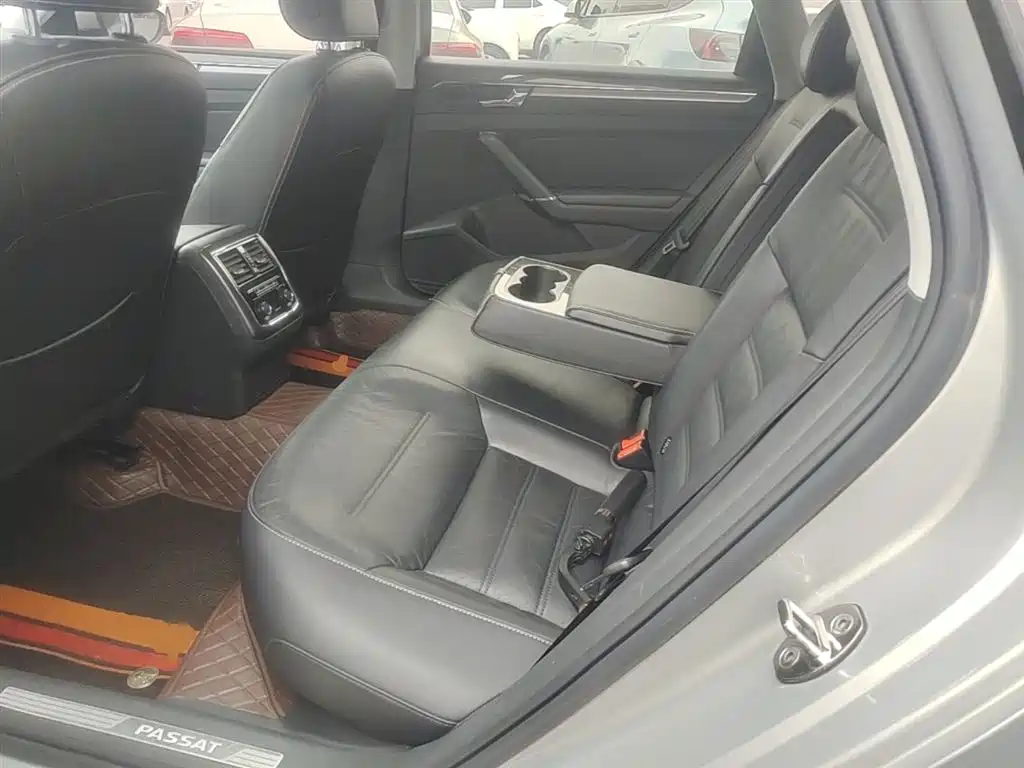 Volkswagen Passat 2016 330TSI DSG Executive Edition фото 17