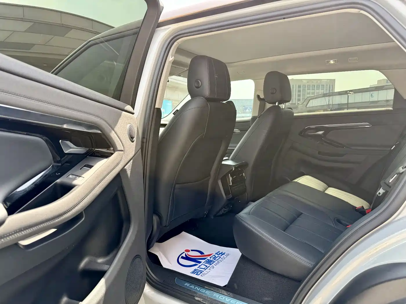 Land Rover Range Rover Evoque 2023 Range Rover Evoque L 249PS Corinthian Bronze Special Edition фото 10