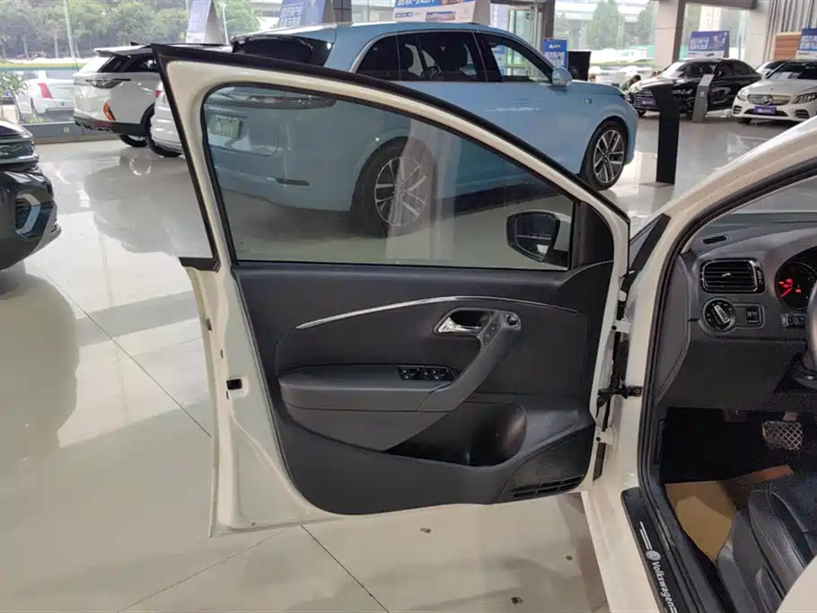 Volkswagen Polo 2016 1.6L Automatic Luxury фото 7