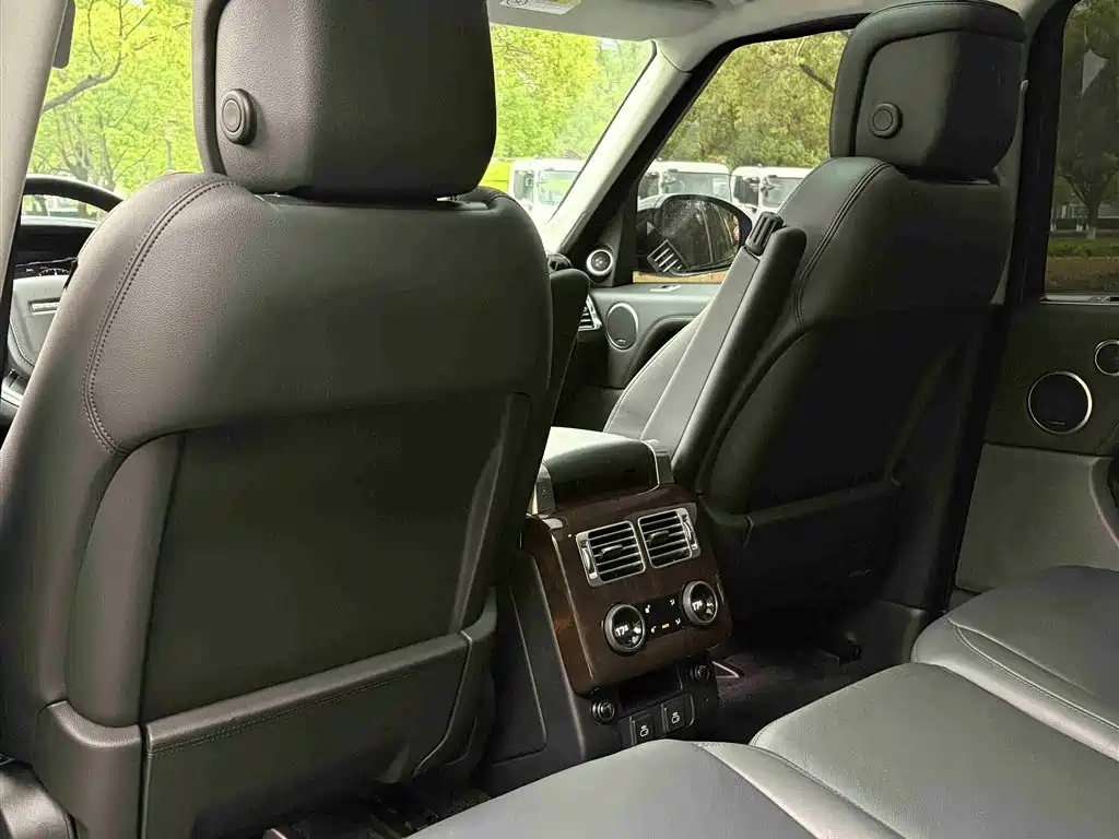 Land Rover Range Rover 2021 3.0 L6 Golden Age Edition фото 16