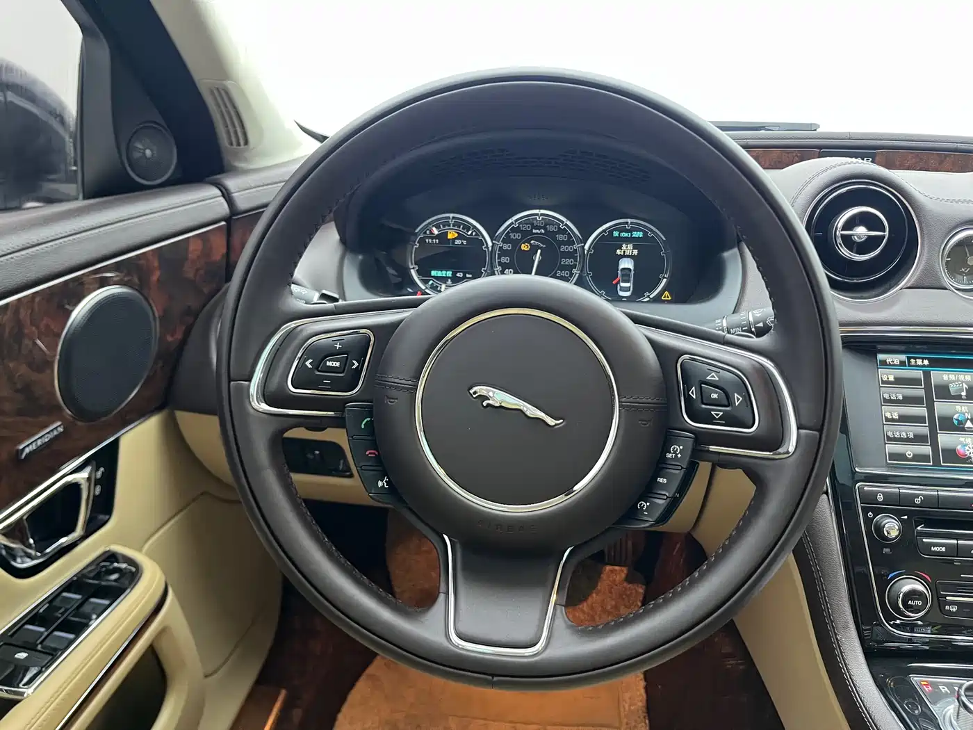 Jaguar XJ 2015 XJL 3.0 SC 2WD Panorama Business Edition фото 17
