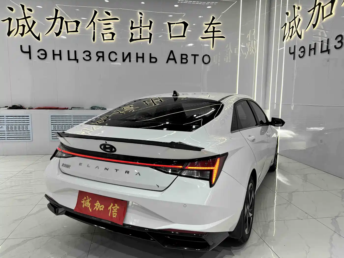 Hyundai Elantra 2022 1.5L CVT LUX Premium Edition фото 6