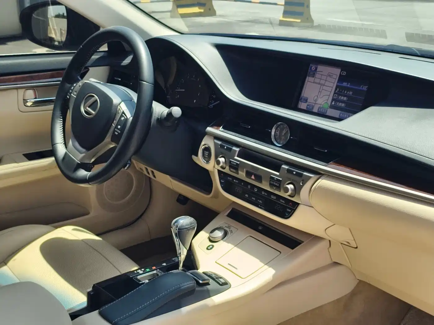Photo 28 - Lexus ES