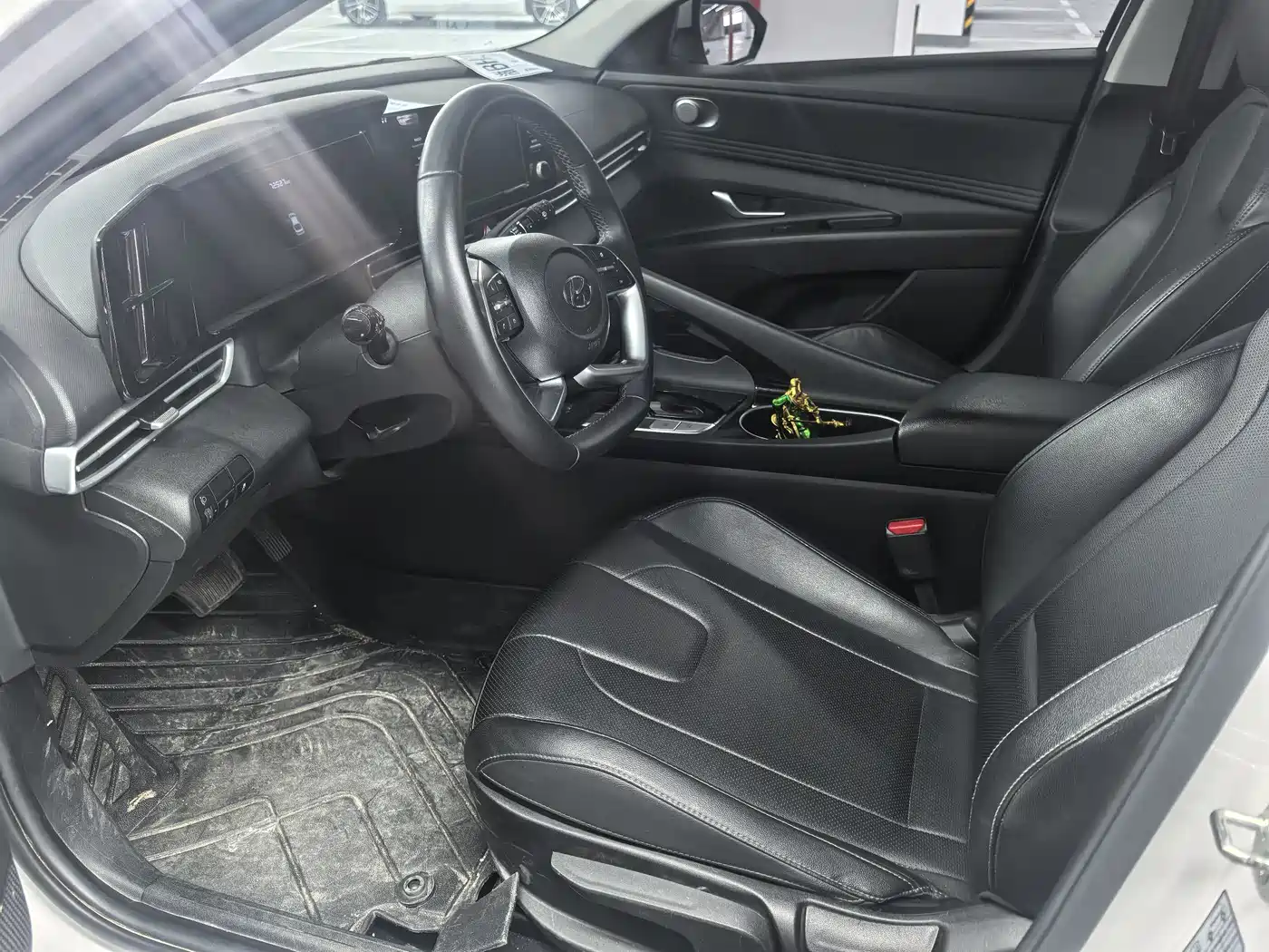 Hyundai Elantra 2022 1.5L CVT LUX Premium Edition фото 5