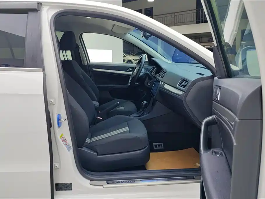 Volkswagen Lavida Tour 2017 1.6L Automatic Trend Edition фото 8
