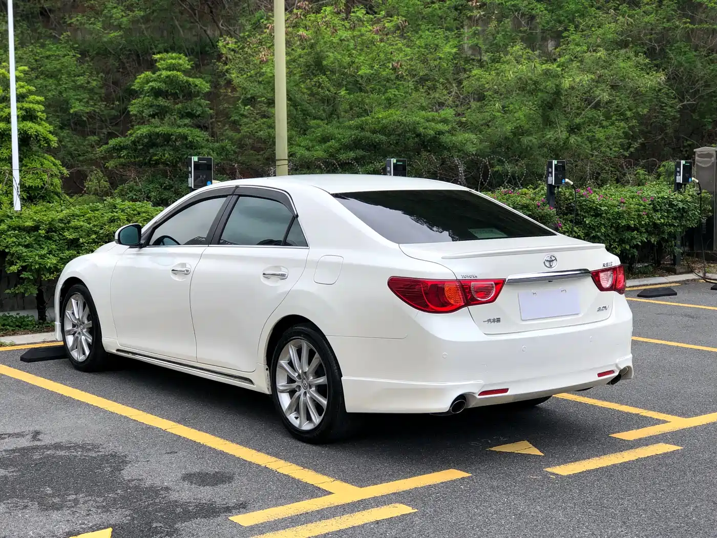 Toyota Reiz 2010 3.0V Style Flagship Navigation Edition фото 4
