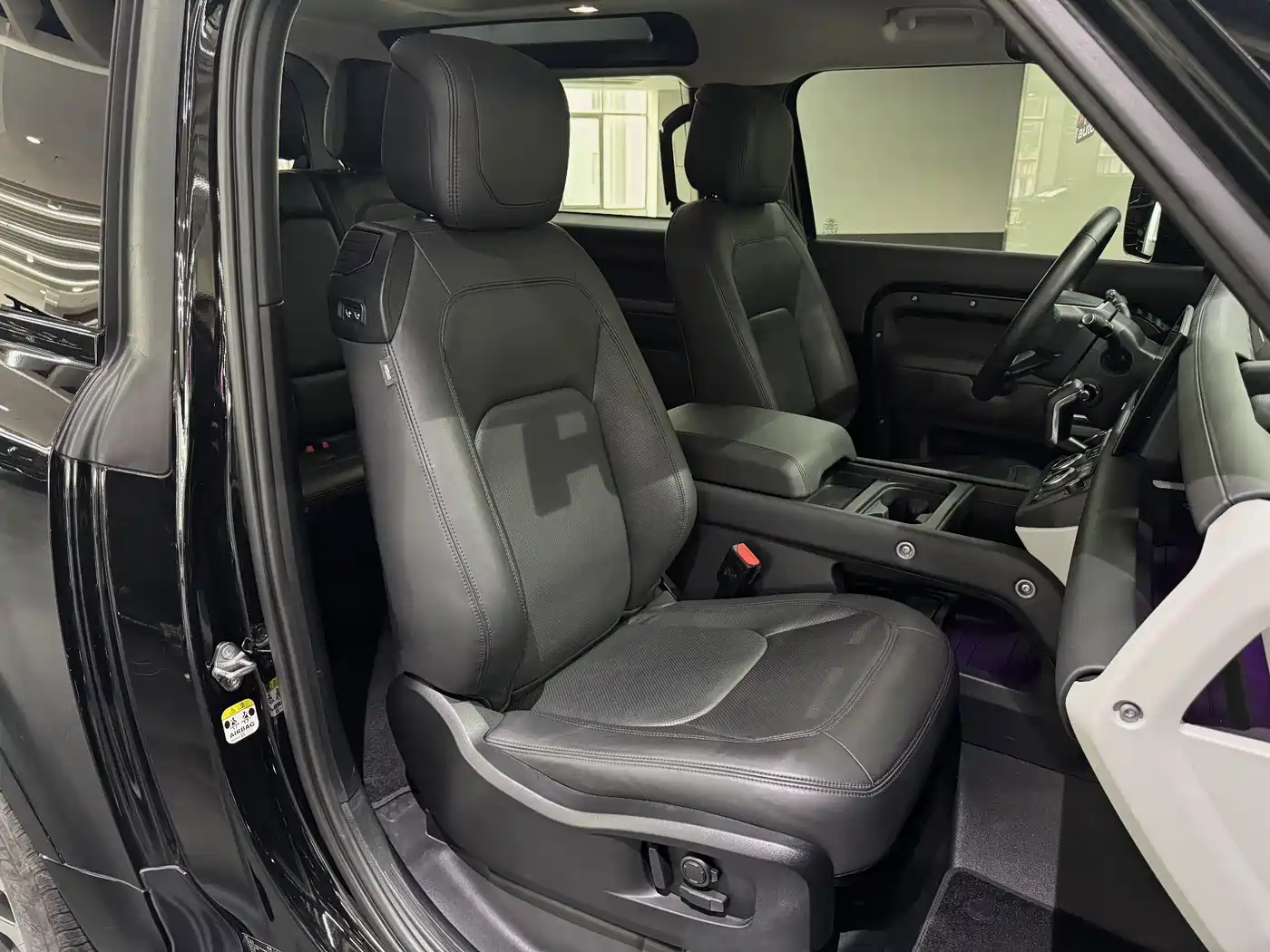 Land Rover Defender 2023 Model 90 3.0T P400 XS фото 15