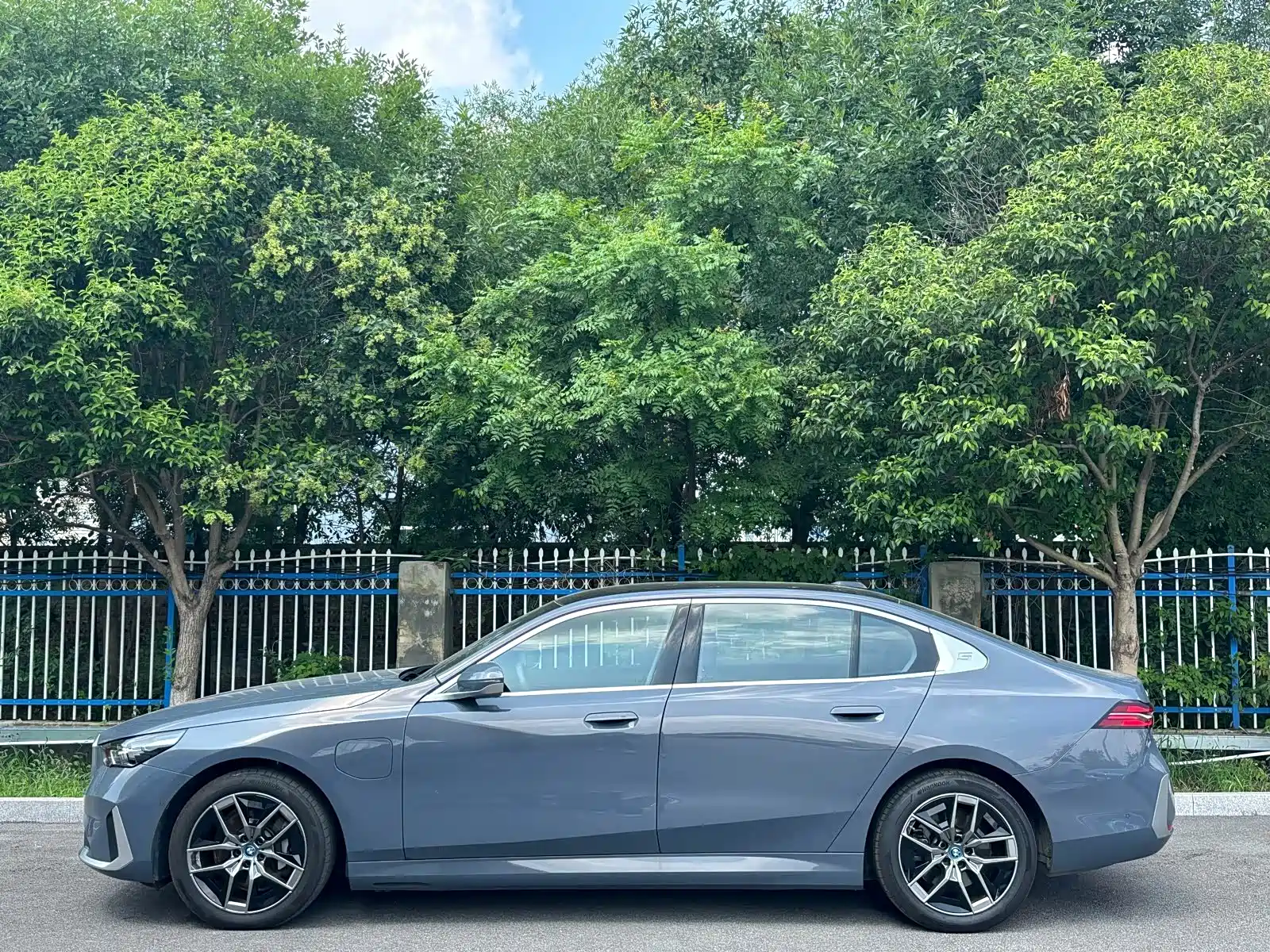 Photo 4 - BMW i5