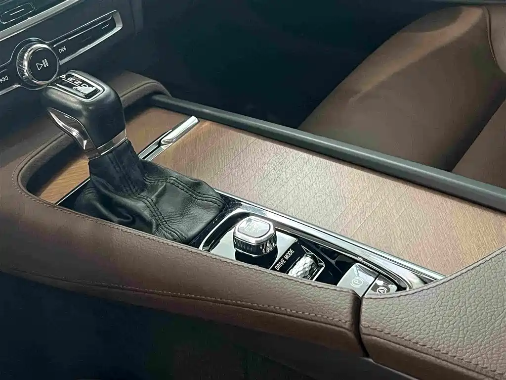 Фото 24 - Volvo S90