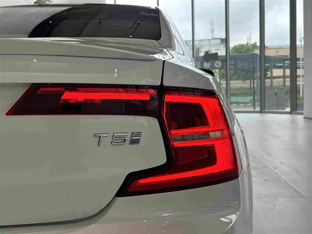 Фото 16 - Volvo S90