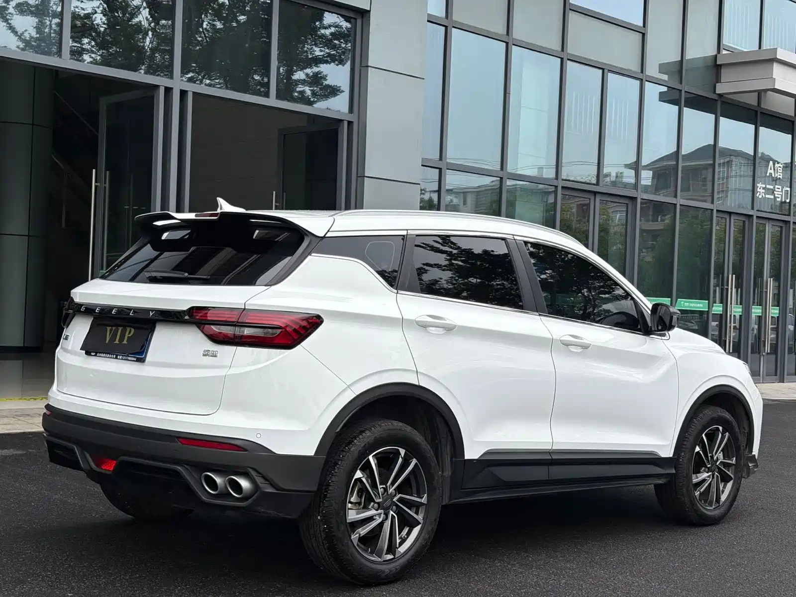 Фото 14 - Geely Coolray
