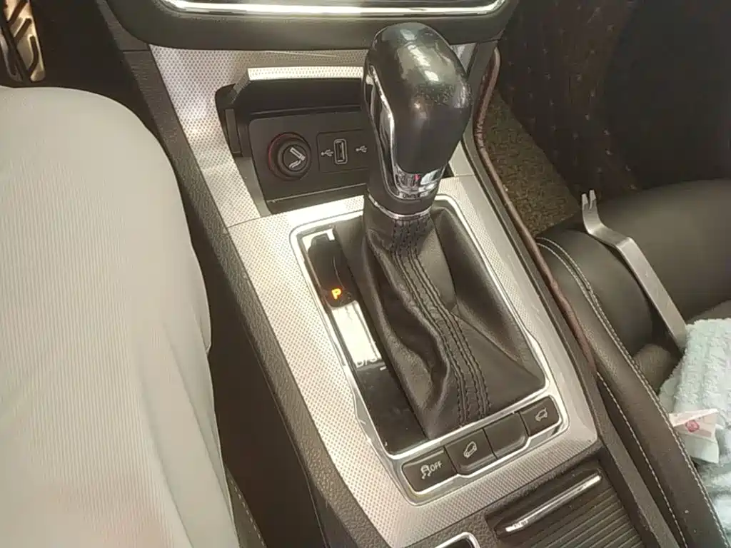 Фото 14 - Roewe RX5