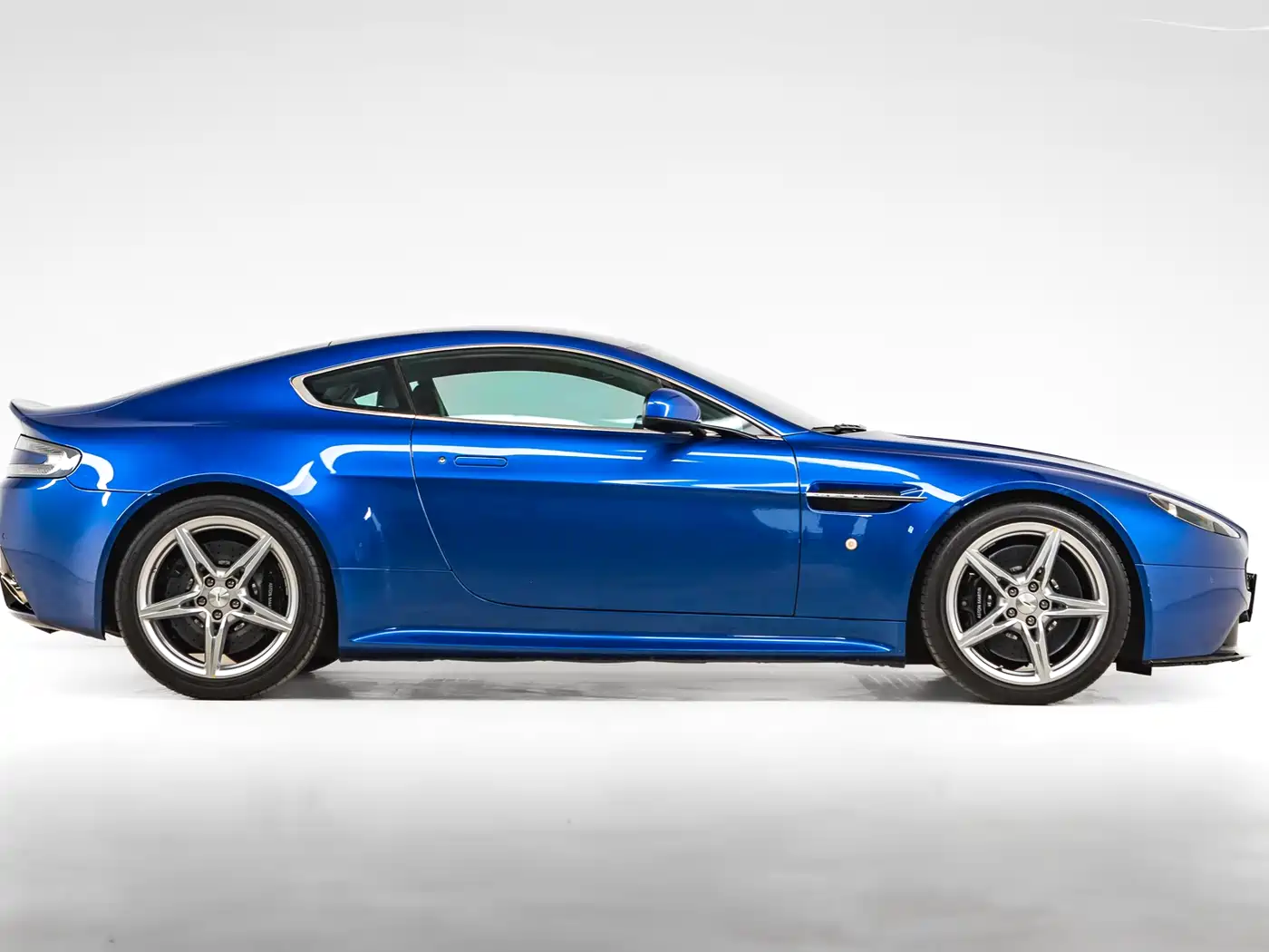 Aston Martin V8 Vantage 2018 2016 4.7L Coupe