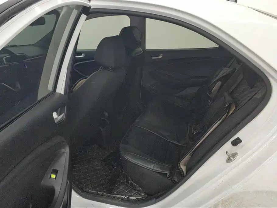 Hyundai Verna 2020 1.4L Manual GL Renewal Edition фото 11