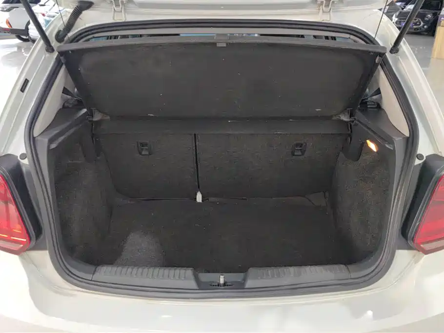 Volkswagen Polo 2016 1.6L Automatic Luxury фото 4