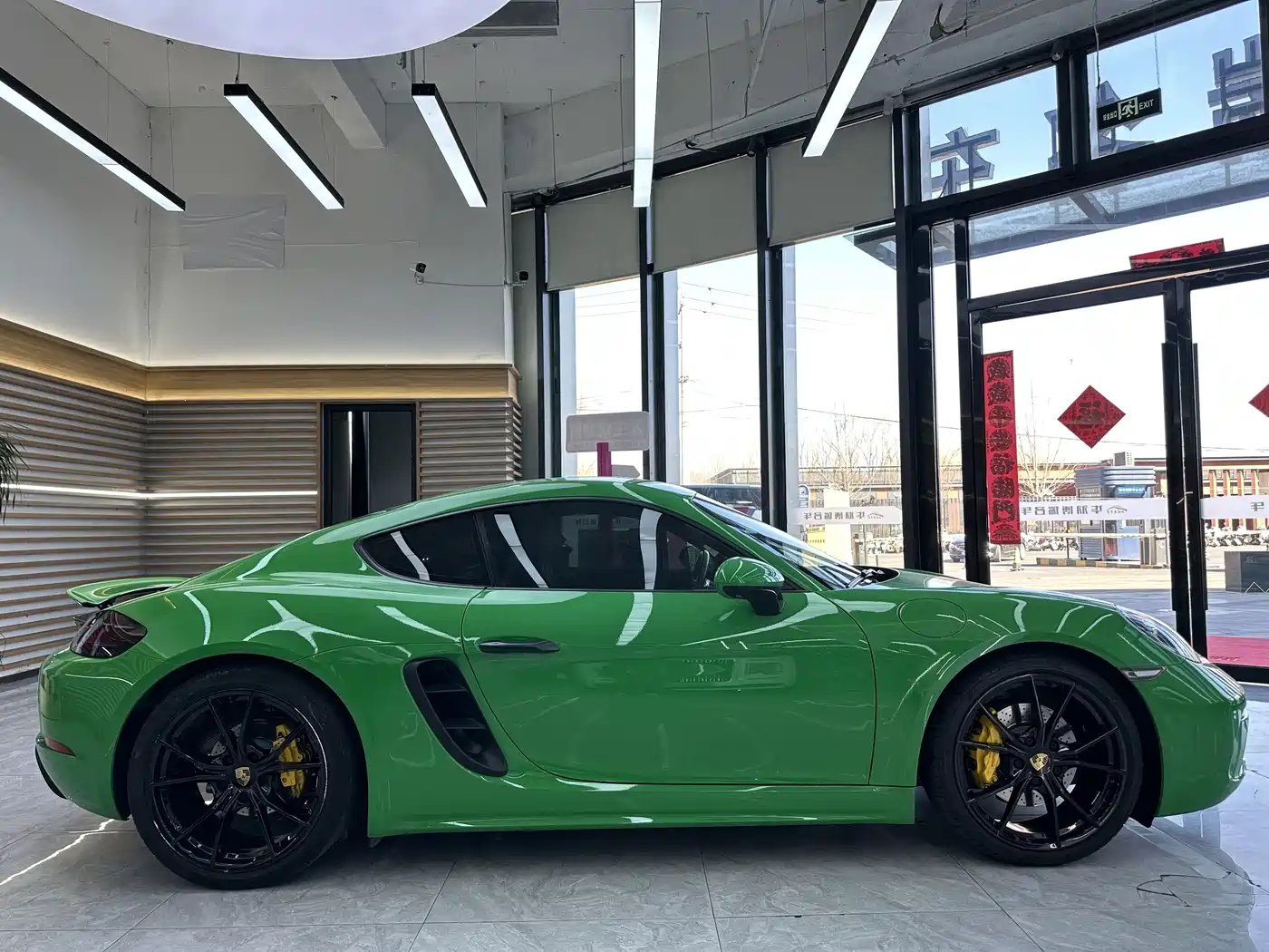  718