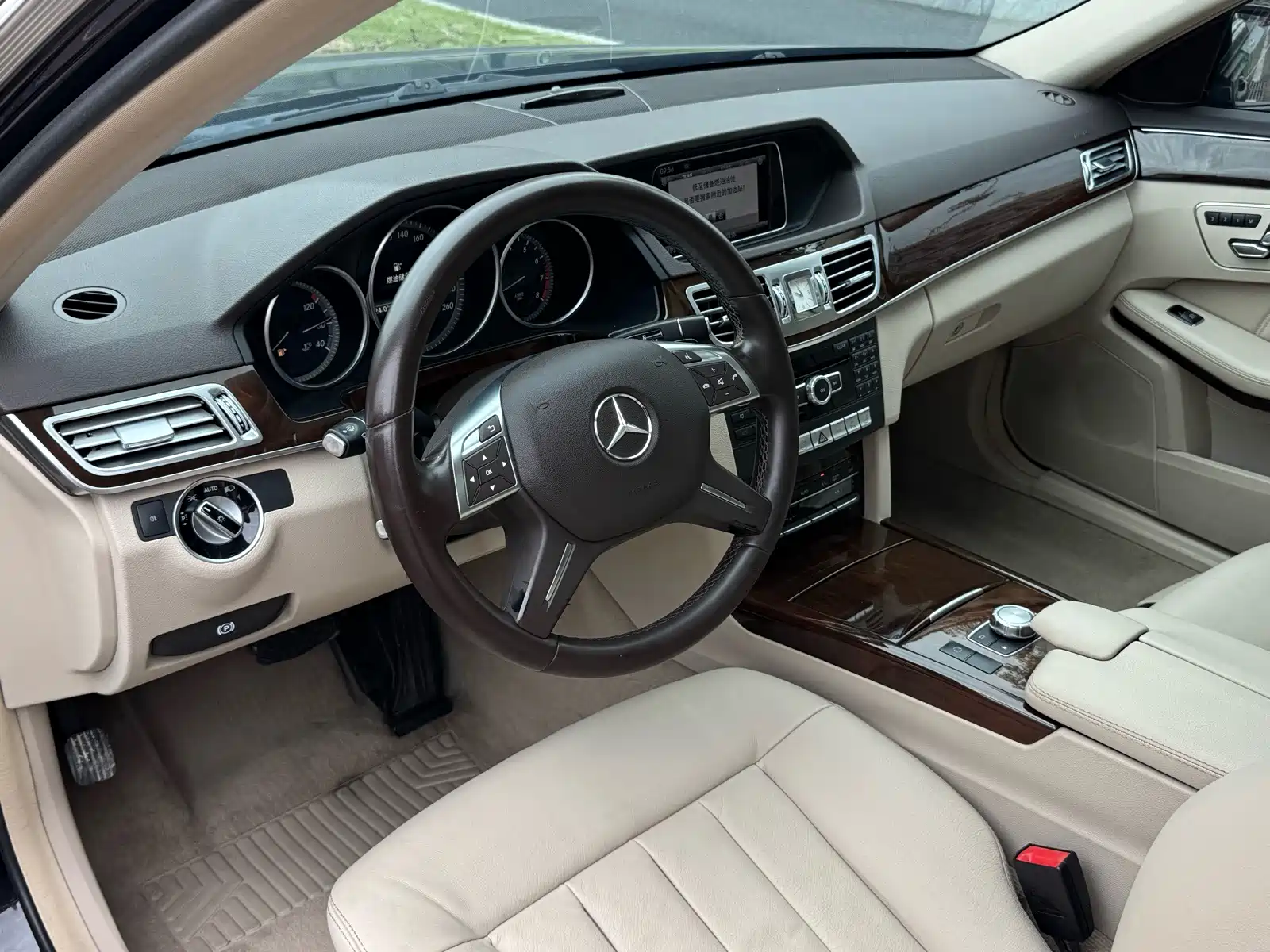 Фото 4 - Mercedes-Benz E-Class
