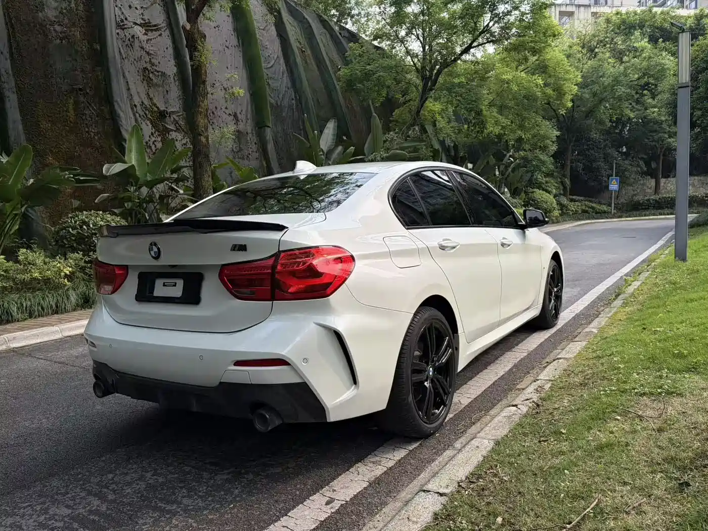 BMW 1 Series 2022 125i M Sport Shadow Edition фото 8