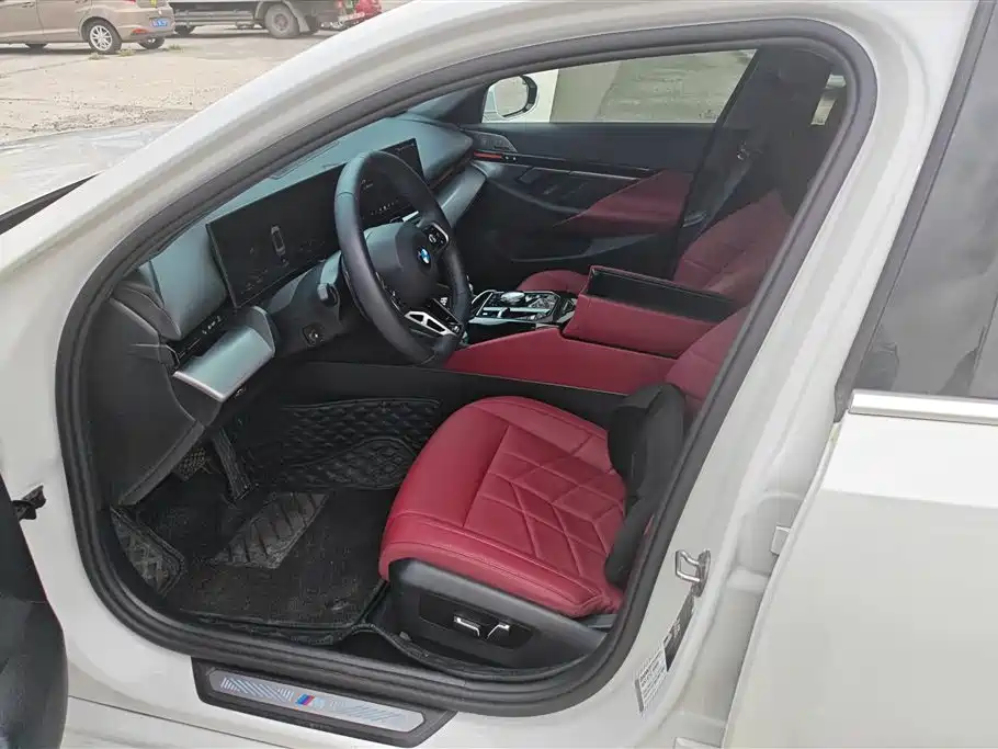 BMW 5 Series 2024 525Li M Sport Package фото 9