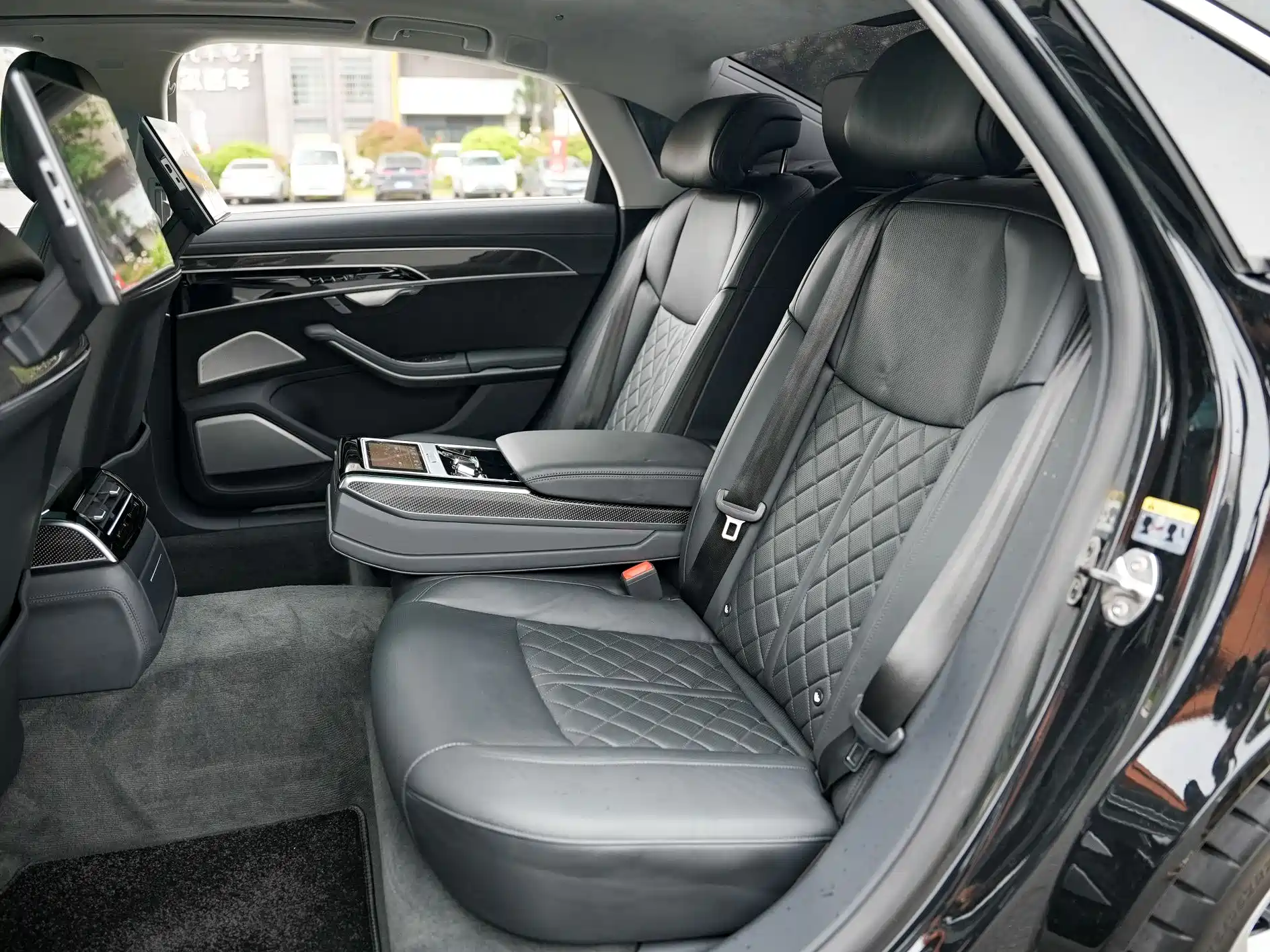 Фото 21 - Audi S8