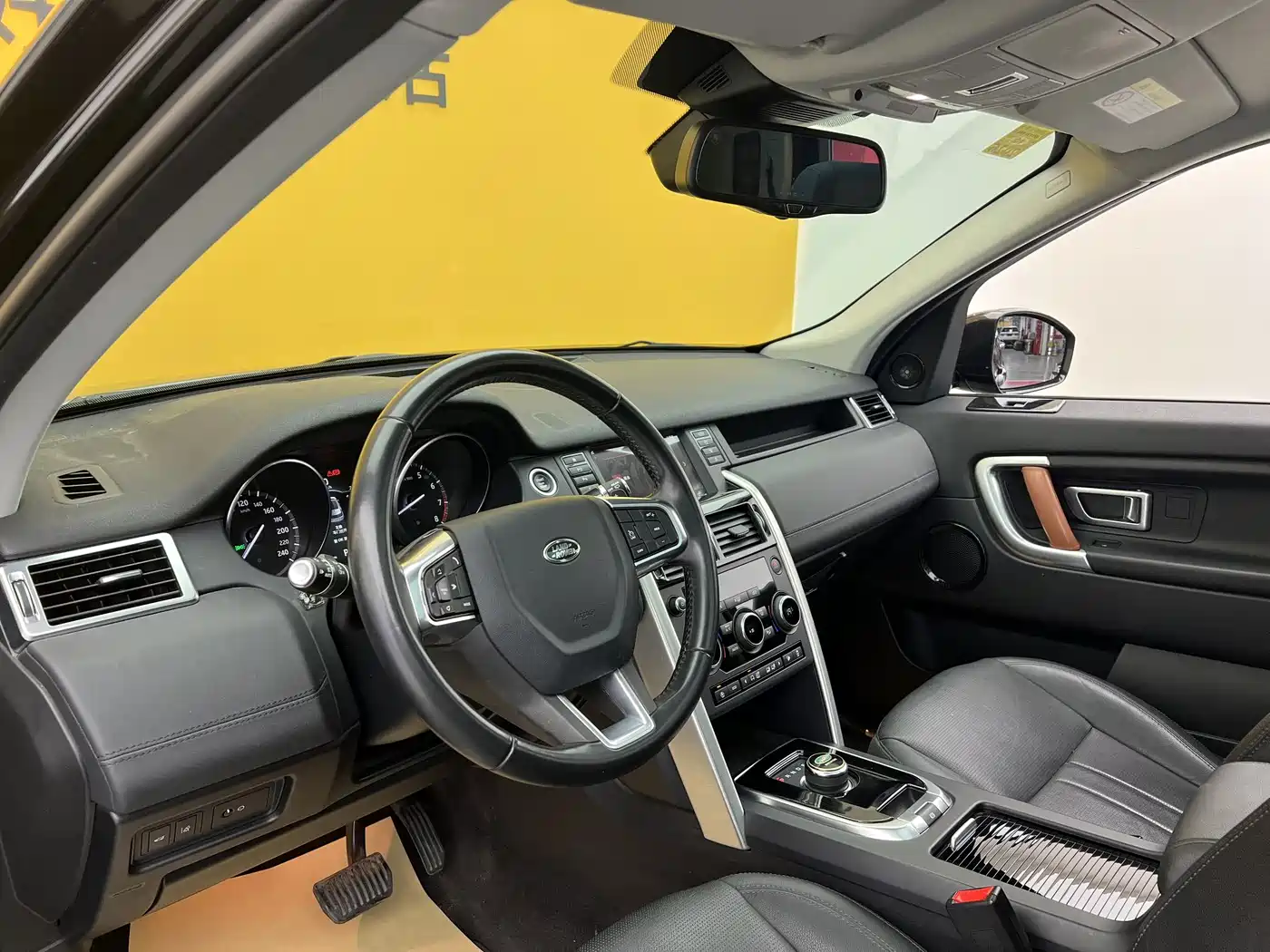 Land Rover Discovery Sport 2018 240PS SE Edition фото 6