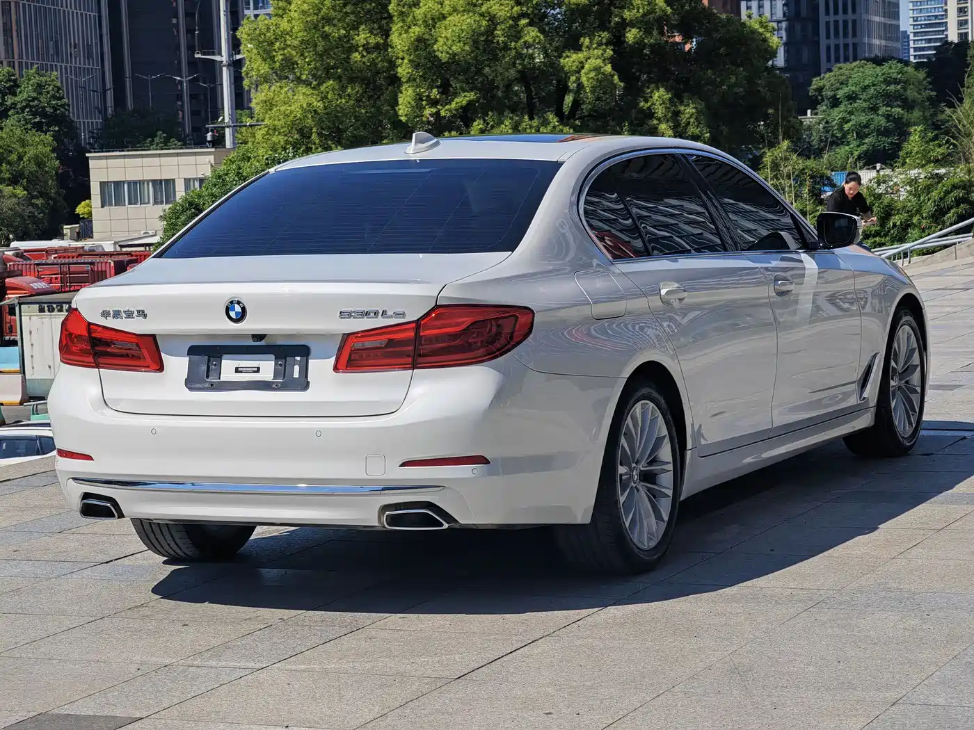 BMW 5 Series New Energy 2020 530Le Luxury Package фото 3