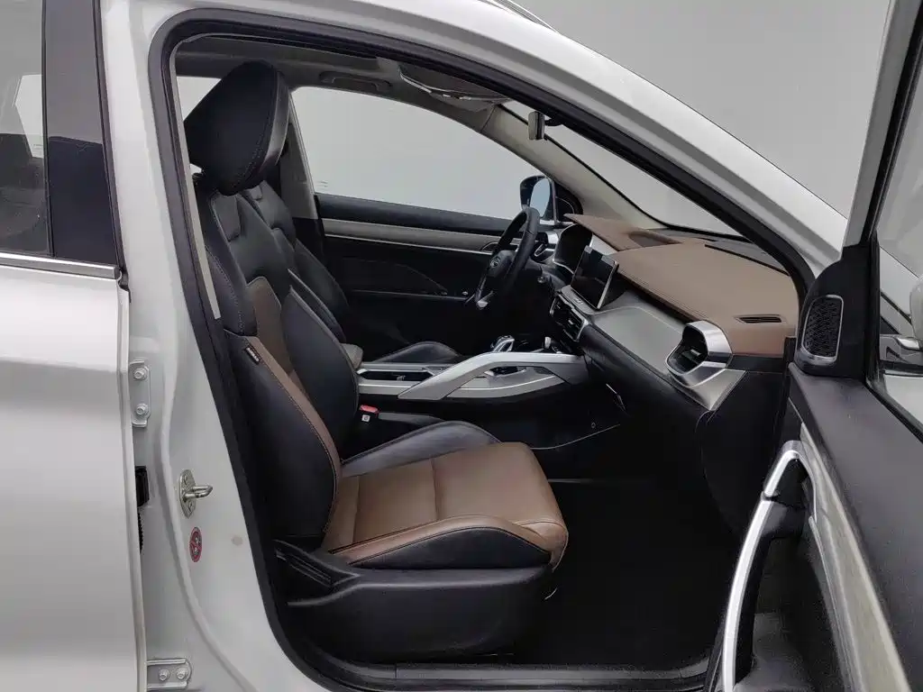 Фото 23 - Geely Coolray