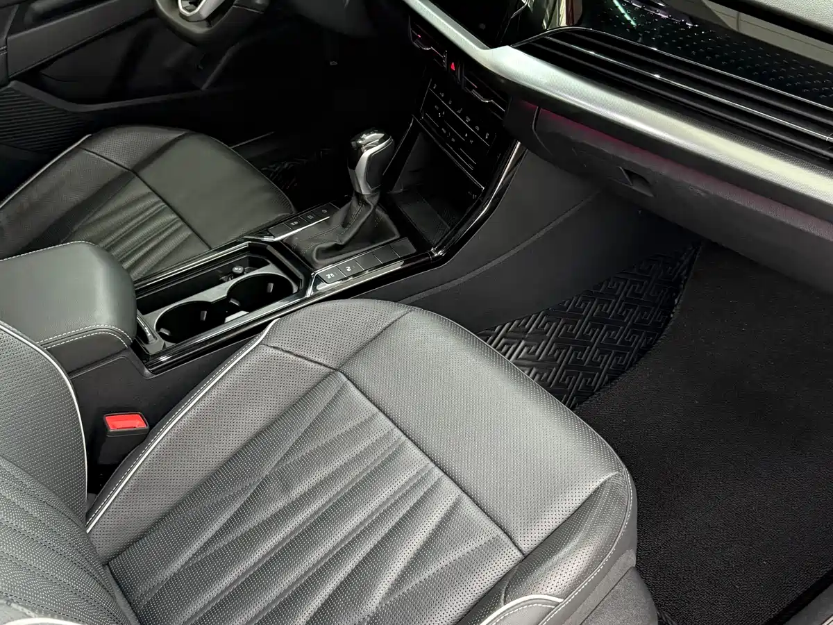 Volkswagen Passat 2023 330TSI Luxury Edition фото 15