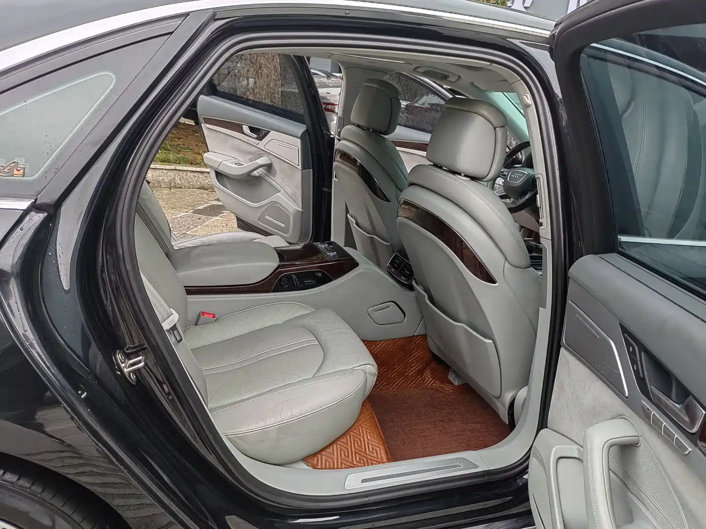 Audi A8 2011 A8L 3.0 TFSI quattro Premium (245kW) фото 14