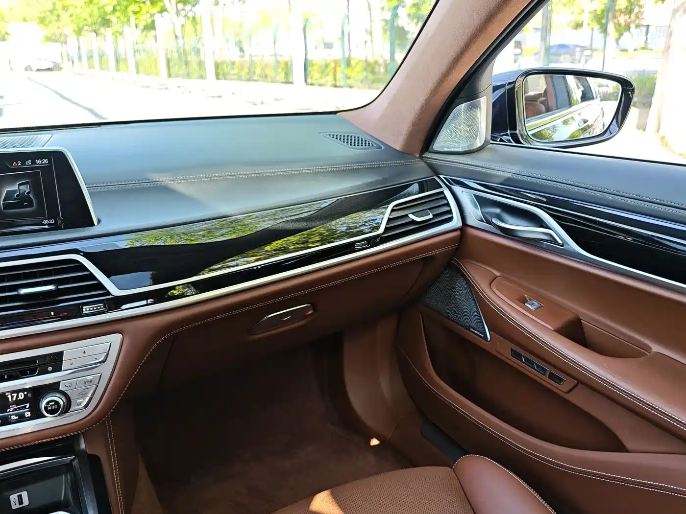 BMW 7 Series 2017 750Li xDrive Customized Edition (4-Seater) фото 26