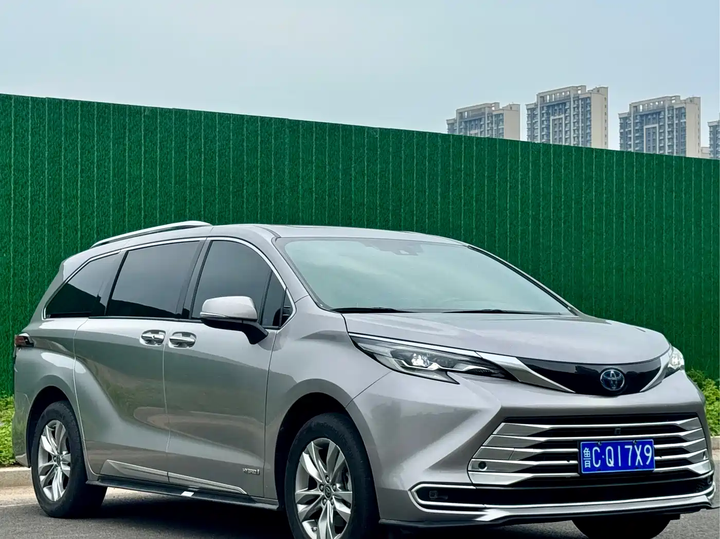 Toyota Sienna 2021 2.5L Hybrid Platinum Edition фото 3