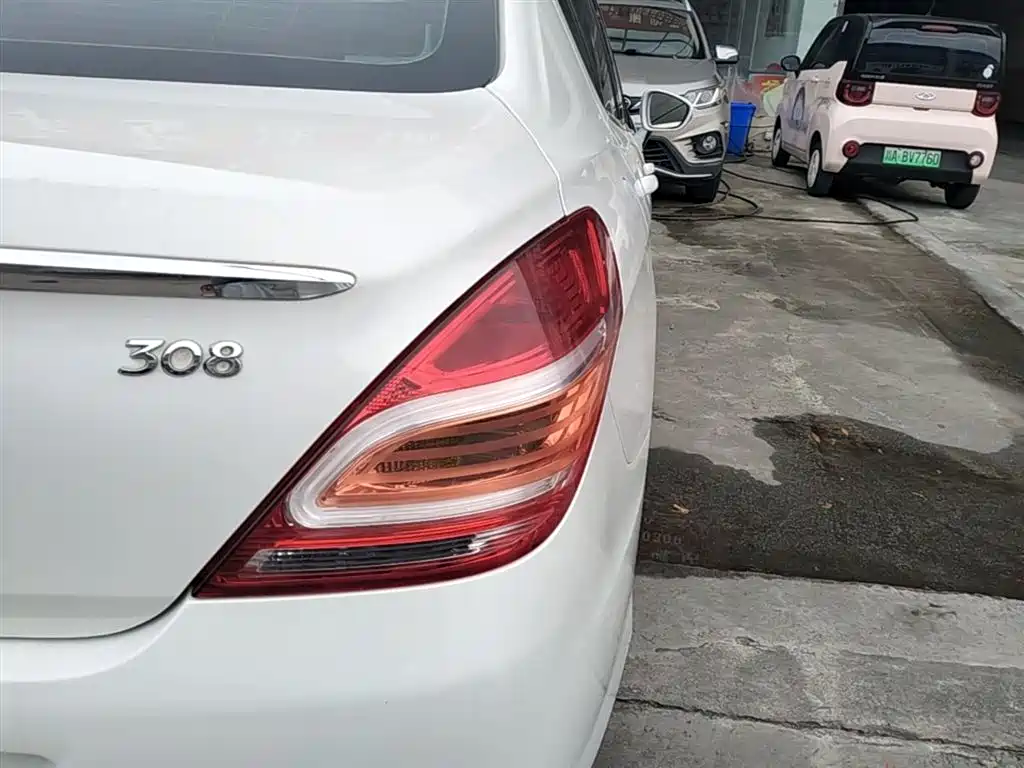 Peugeot 308 2014 Model Joy Edition Classic 1.6L Manual Superior Style фото 8