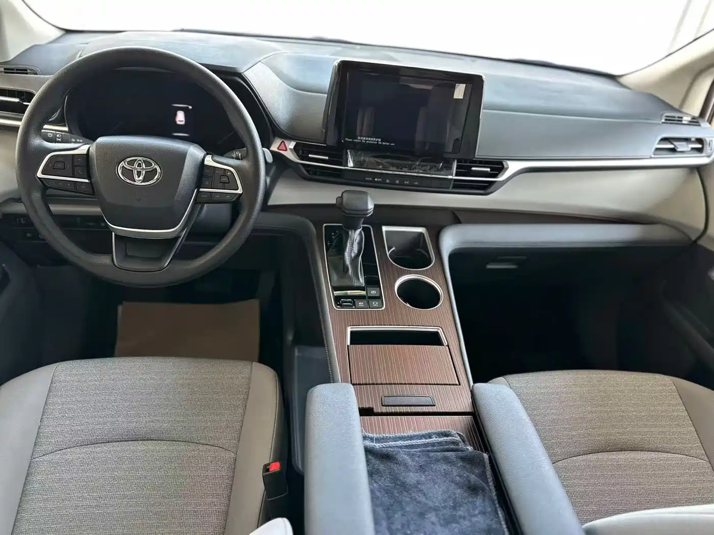 Toyota Sienna 2023 2.5L Hybrid Comfort Edition фото 12