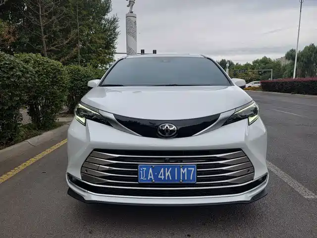 Toyota Sienna 2.5L, гибрид, Полный привод, Премиум
