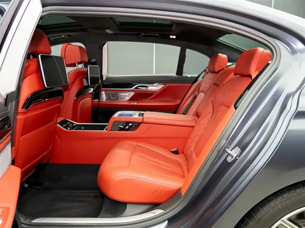 BMW 7 Series 2018 M760Li xDrive фото 11